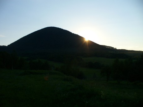 Oblík pri západe slnka